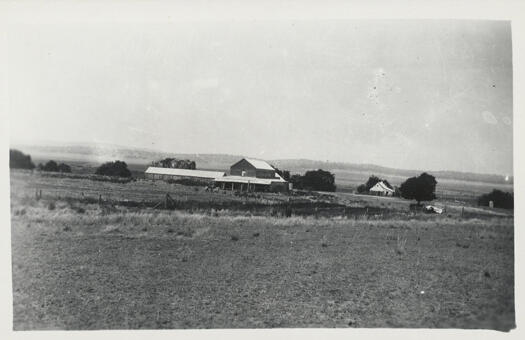 Photo shows the Duntroon Woolshed sitting in a vast, open space.