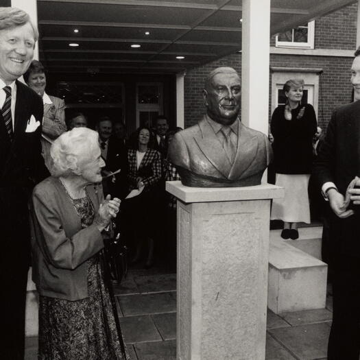 Dame Pattie Menzies admires bust of Sir Robert Menzies