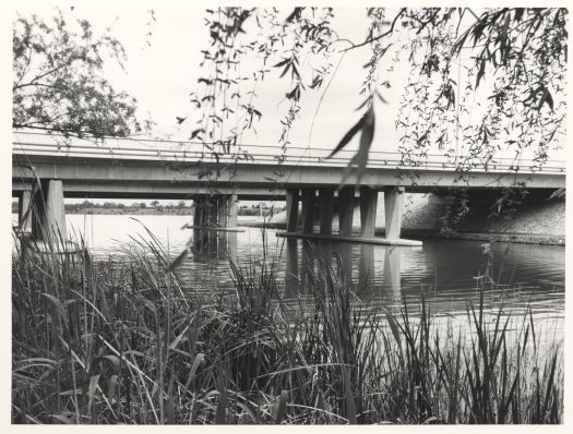 Parkes Way Bridge over Sullivans Creek