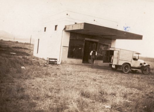 R. Thornhill's shop and van at Kingston. The shop appears to be in an open paddock. Subsequent research suggests the shop is in Bougainville St, Manuka.