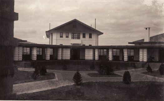 Hotel Canberra, internal courtyard to the rear pavillion