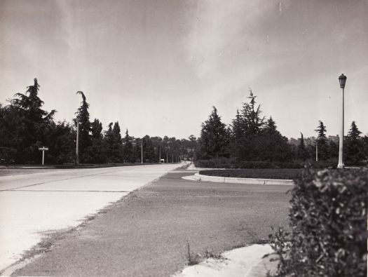 Commonwealth Avenue from near Albert Hall looking south to Capital Hill. Golf Links sign on left.