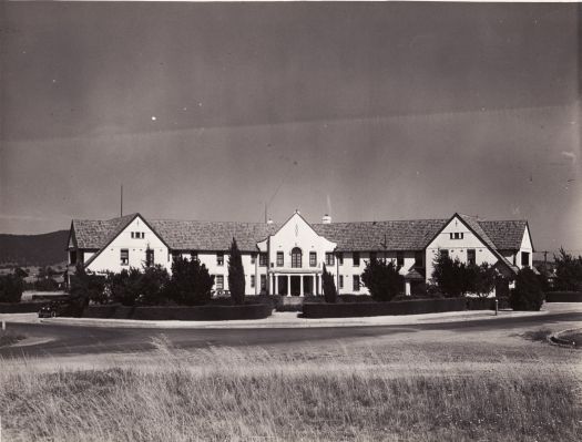 Hotel Ainslie on the corner of Ainslie Avenue and Limestone Avenue, Braddon. Taken from across Limestone Avenue.