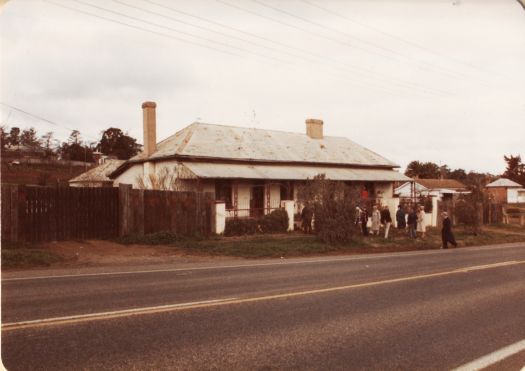 Old North Yass Hotel, residence of I.S. Butt, 31 Laidlaw St.