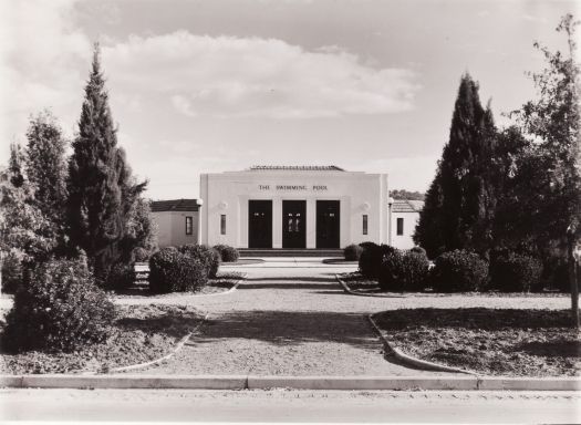 Manuka Swimming Pool - front entrance