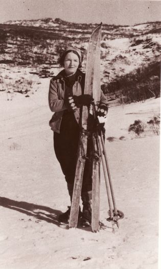 Mrs RM Arneson and her skis at Mt Kosciusko