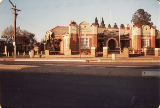 Old Council Chambers Queanbeyan, now the Queanbeyan Visitors Centre.