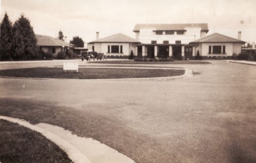 Hotel Canberra front entrance and driveway