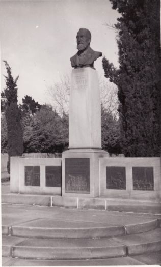 Memorial to William Farrer, wheat experimentalist, at Farrer Place, Queanbeyan.
