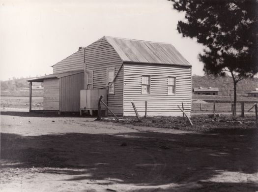 Believed to be the old Narrabundah School, now where Fitzroy Street, Forrest is.