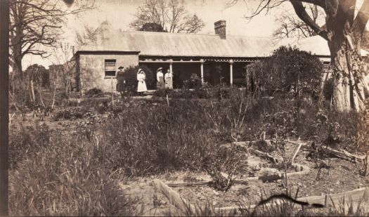 Jeir Station, old house with four women standing in front of the verandah