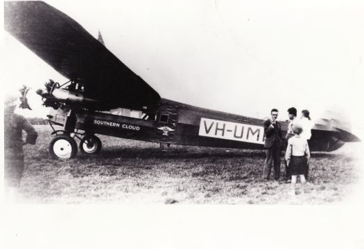 Southern Cloud (aeroplane VH-UMF) showing three men and a boy