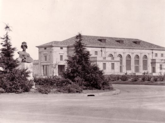 Albert Hall with the bust of \"Bellona\". 