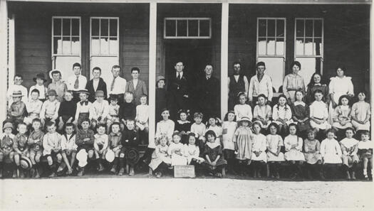 Duntroon School staff and pupils, 1915