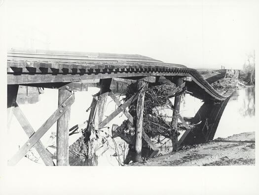 Partly damaged railway bridge, due to the 1923 flood