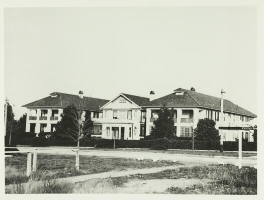 A front view of the Hotel Wellington from Canberra Avenue.