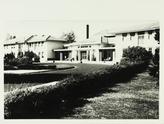 A front view of the Hotel Kurrajong