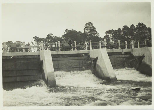 Construction of the spillway of Scrivener Dam.