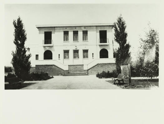 A front view of the General Post Office, East Block in Parkes.