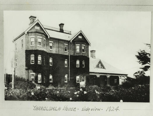 Front view of Government House, Yarralumla showing ivy growing up to the first floor.