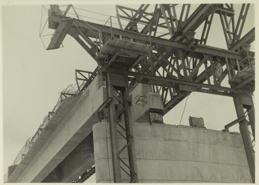 Kings Avenue Bridge under construction. Showing progress in its construction with the positioning of pre-stressed concrete beams.