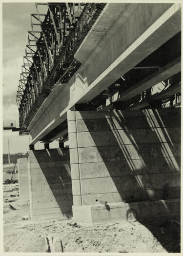 Kings Ave Bridge under construction. Shows the width of the road way and four pre-stressed concrete beams in position.