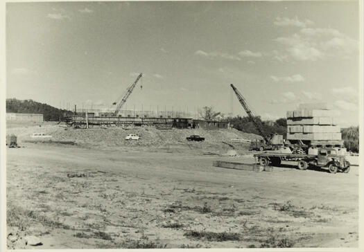 Kings Ave Bridge under construction. Shows temporary steel work and permanent pre-stressed concrete beams and piers in position.