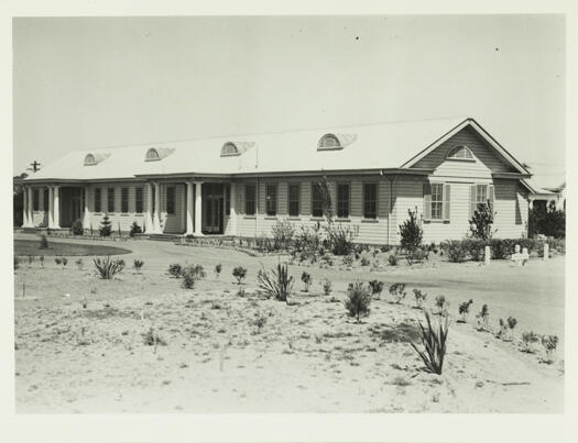 Acton offices - Tom Sherd and dray leaving for Duntroon