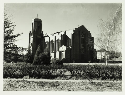 A front and side view of St. Paul's Church, Manuka from Canberra Avenue