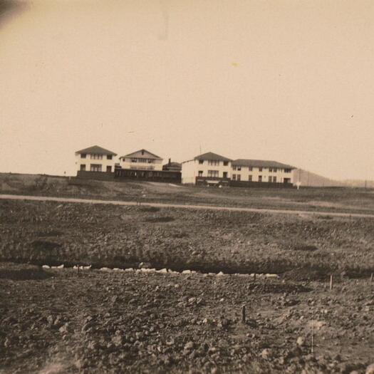 Hotel Kurrajong showing other buildings in the vicinity