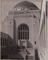 Australian War Memorial courtyard with 3 men in front of the Hall of Remembrance