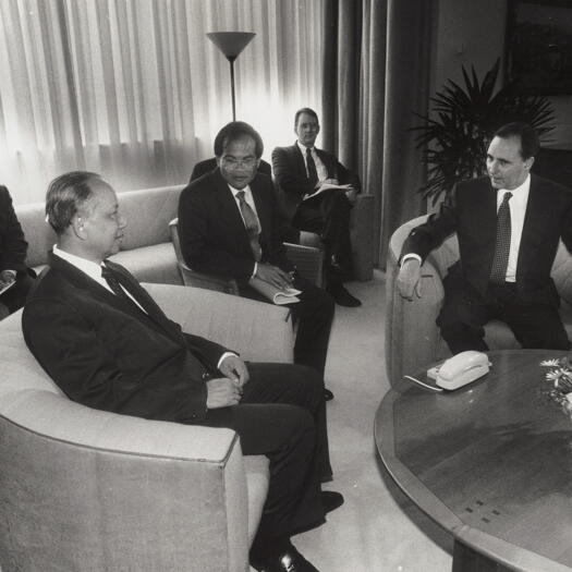 Prime Minister Paul Keating welcomes Laotians to Parliament House.