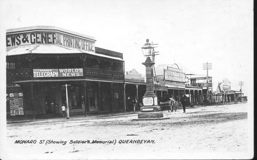 Monaro Street, Queanbeyan, showing the Soldier's Memorial