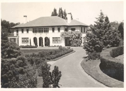The front of the Lodge showing the driveway