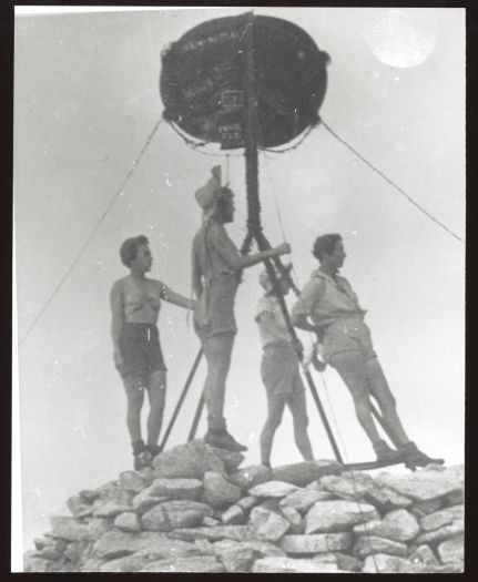 Sheila Gassart, Grace Edgecombe, Dorothy Hasluck, Ray Burt on Mt Kosciusko.