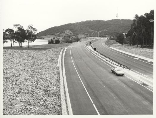 Traffic on Parkes Way looking west from the top of Acton Tunnel