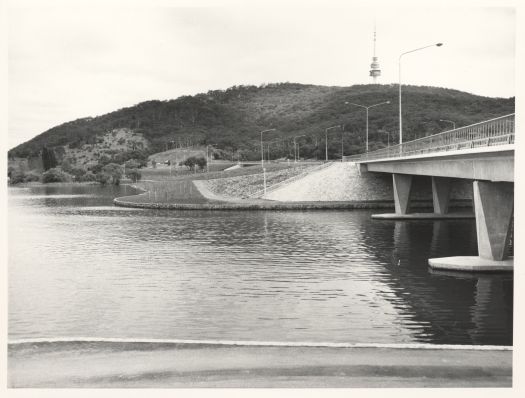 Sullivans Creek Bridge, Parkes Way looking west to Black Mountain