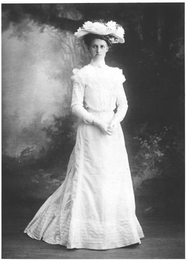 Portrait of Hilda Robson. Possibly taken early 1900s. She married Robert Garran in 1902.