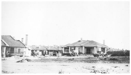 Photograph of the same house at National Circuit, Blandfordia (now Forrest) as photograph 4711 but also shows three other houses. The house was occupied by the Garrans in the 1920s while Roanoke was being built.