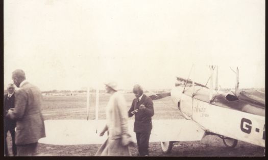 Stanley Bruce and wife greet Hinkler on arrival in Canberra, York Park, March 1928