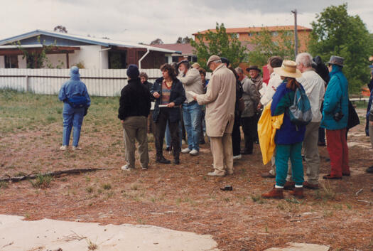 Members of the Canberra & District Historical Society on excursion to Oakes Estate 5 November 1994