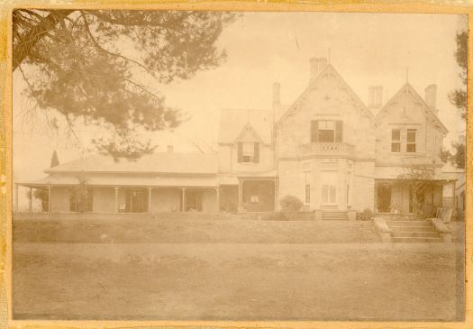 Shows the 1833 part of the homestead and 1862 section next to each other.