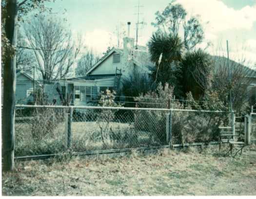 Garden and front entrance to the house at Aroma