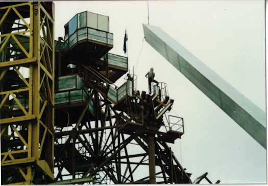 Dogman watching as the crane is ready to position leg onto hub cluster