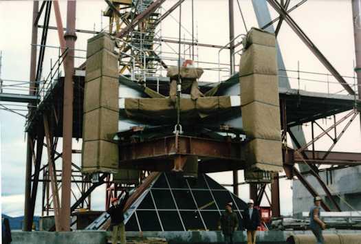 Lifting the flag mast cluster
