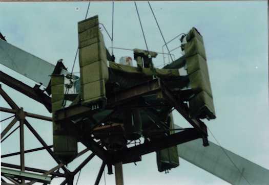 Lifting the flag mast cluster