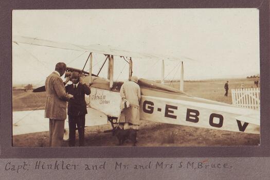 Bert Hinkler talking to Prime Minister Stanley Bruce and his wife Ethel