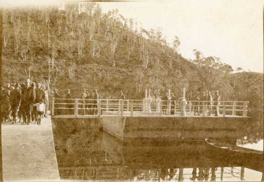 crowd of people at the top of the Cotter River dam. 