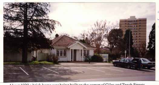 The Taylor house became Gigmanity art gallery before being demolished in 1995. Kingston Towers can be at right.