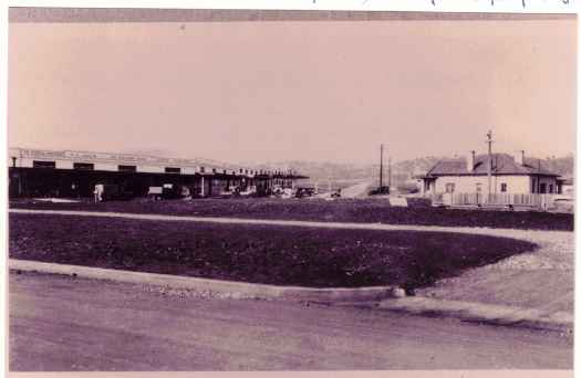 Shops at corner of Jardine and Giles streets and house on right that was Bank of NSW and later Eric Harvie's dental surgery.